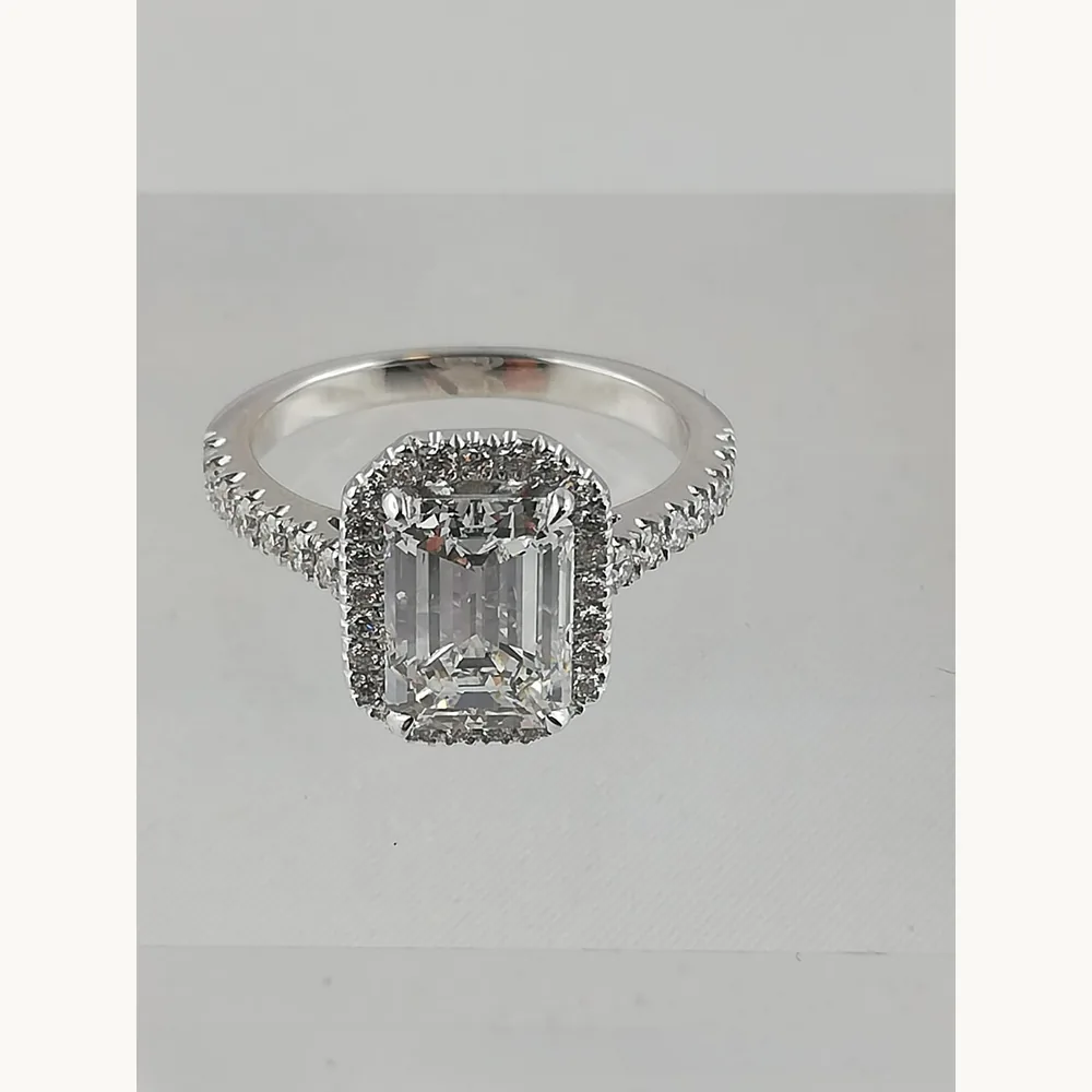 Bague diamant taille emeraude d'environ deux carats a Monaco