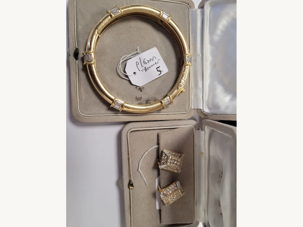 Bague et bracelet presentes en ecrin pour expertise a Monaco